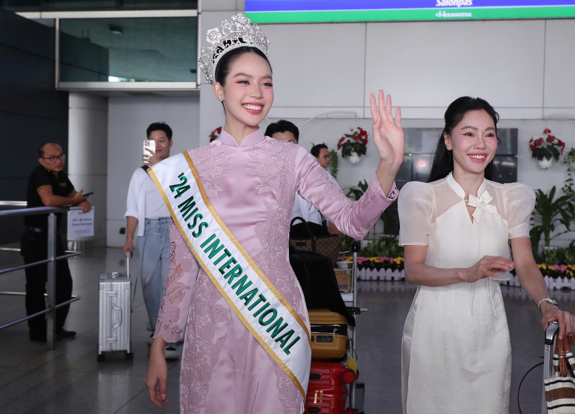 Thanh Thủy lộ diện rạng rỡ trong ngày về nước