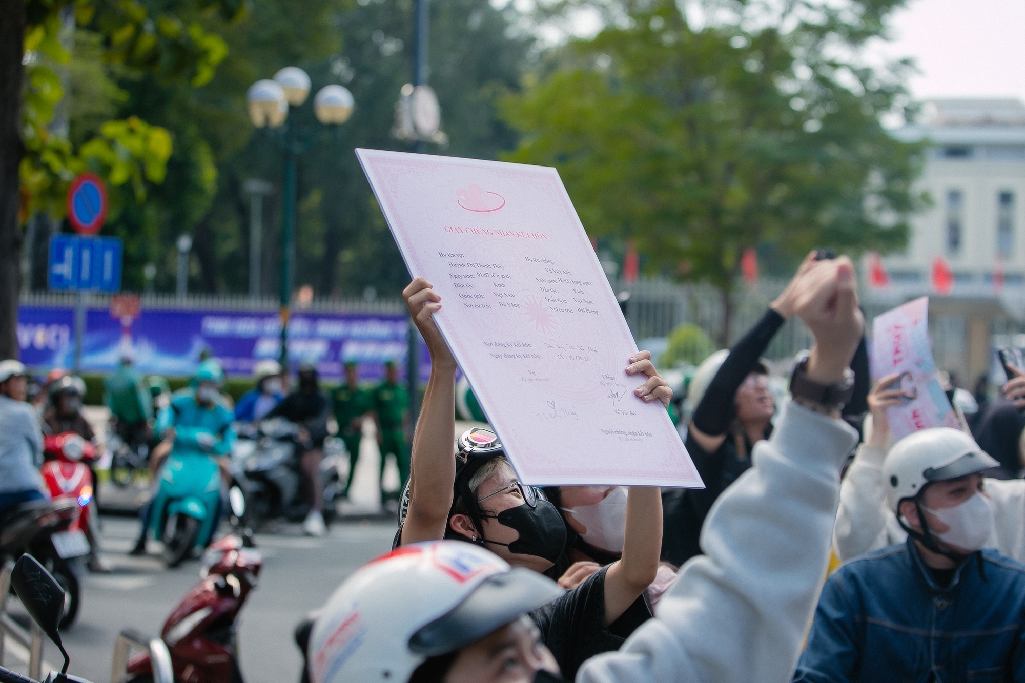 Một người chuẩn bị giấy đăng ký kết hôn siêu to, có cả chữ ký của Thanh Thủy.