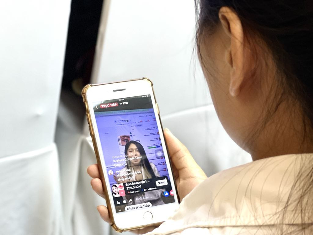 Người tiêu dùng thông minh cần tìm hiểu kỹ sản phẩm trước khi chốt đơn tại các phiên livestream bán hàng. Ảnh: Bình Minh