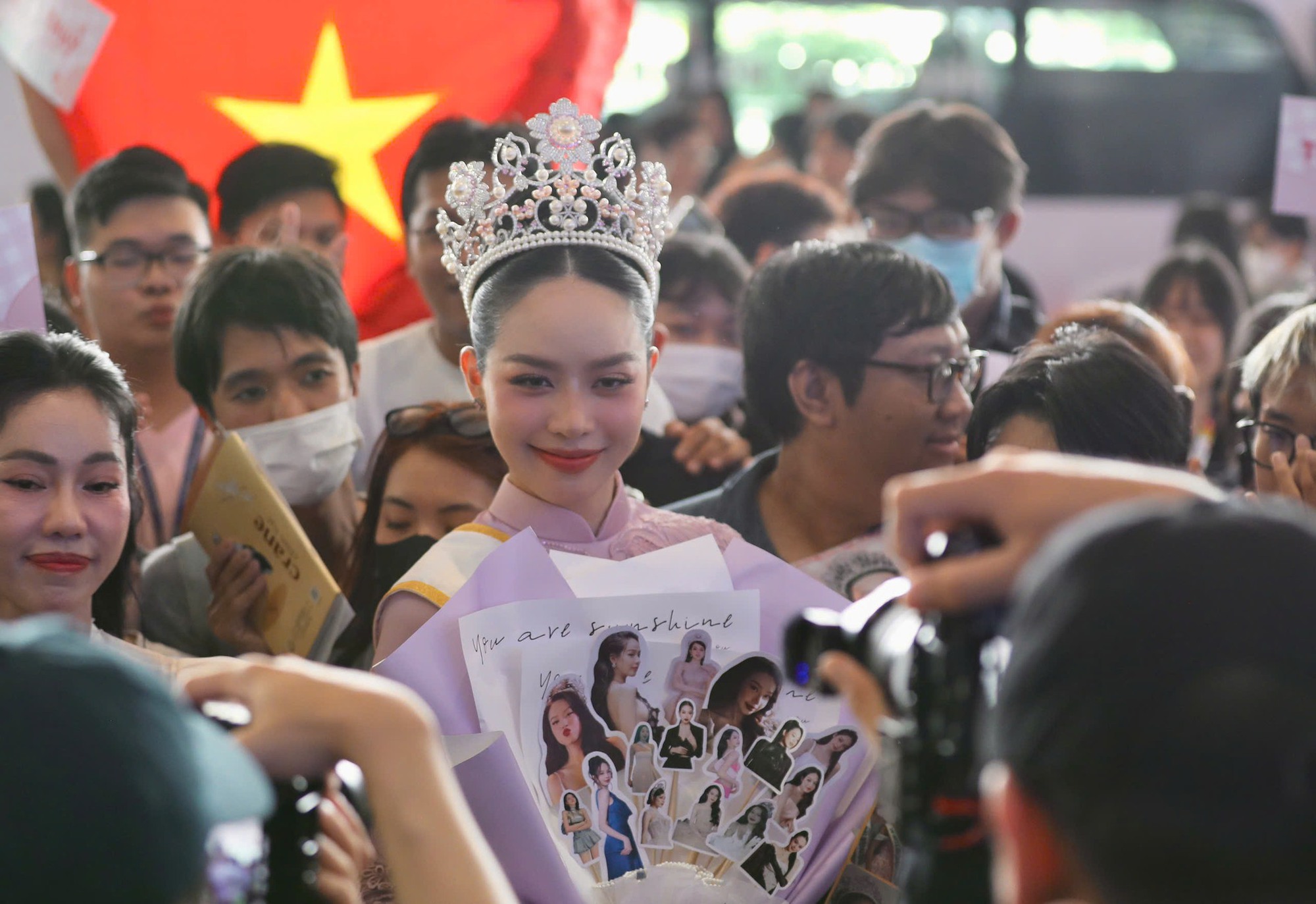 Rất đông người hâm mộ có mặt để chào đón tân Miss International về nhà