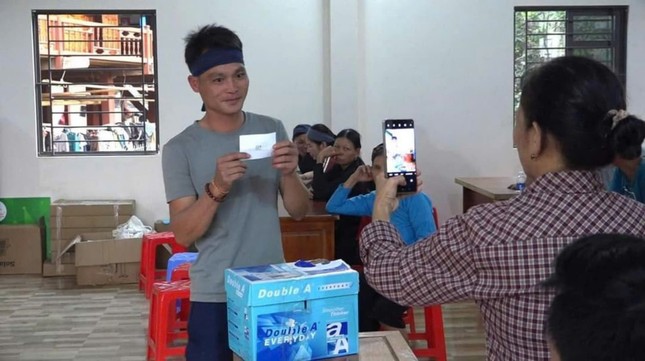 Trao đổi với Tiền Phong , ông Hoàng Văn Diệp, Trưởng thôn Làng Nủ cho biết, chiều 13/11, đại diện 33 hộ dân bị thiệt hại sau trận lũ quét sạt lở đất đã thực hiện bốc thăm lựa chọn vị trí nhà ở tại Khu tái định cư.