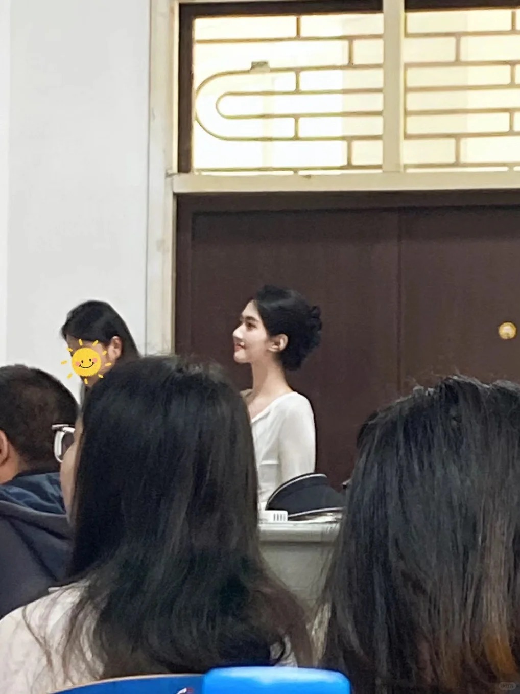 Dù chỉ đứng yên một chỗ, nữ sinh này vẫn thu hút mọi ánh nhìn.