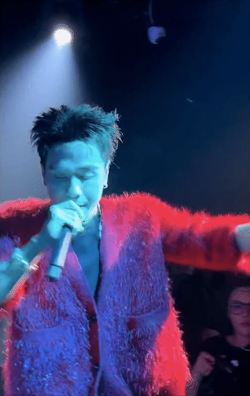 Mang loạt hit đang 