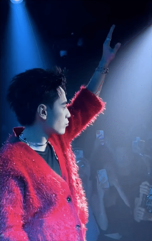 Quang Hùng MasterD đã tròn vai trong việc tạo không khí quẩy cực nhiệt cho các night club