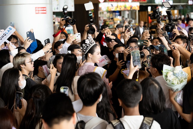 Khán giả vây kín Thanh Thủy ngày cô về nước