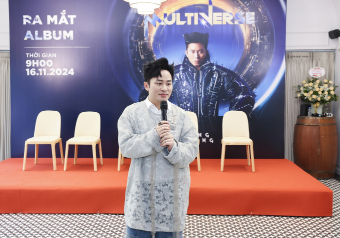 Tùng Dương tại buổi họp báo ra mắt album