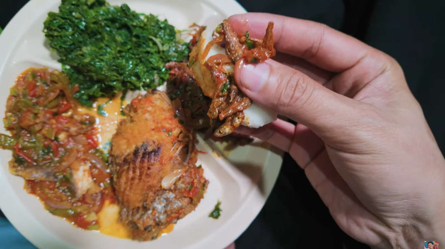 Anh vui vẻ thưởng thức cùng mọi người