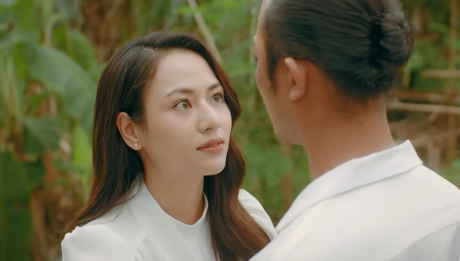 Diễm thổ lộ tình cảm với Hồng.