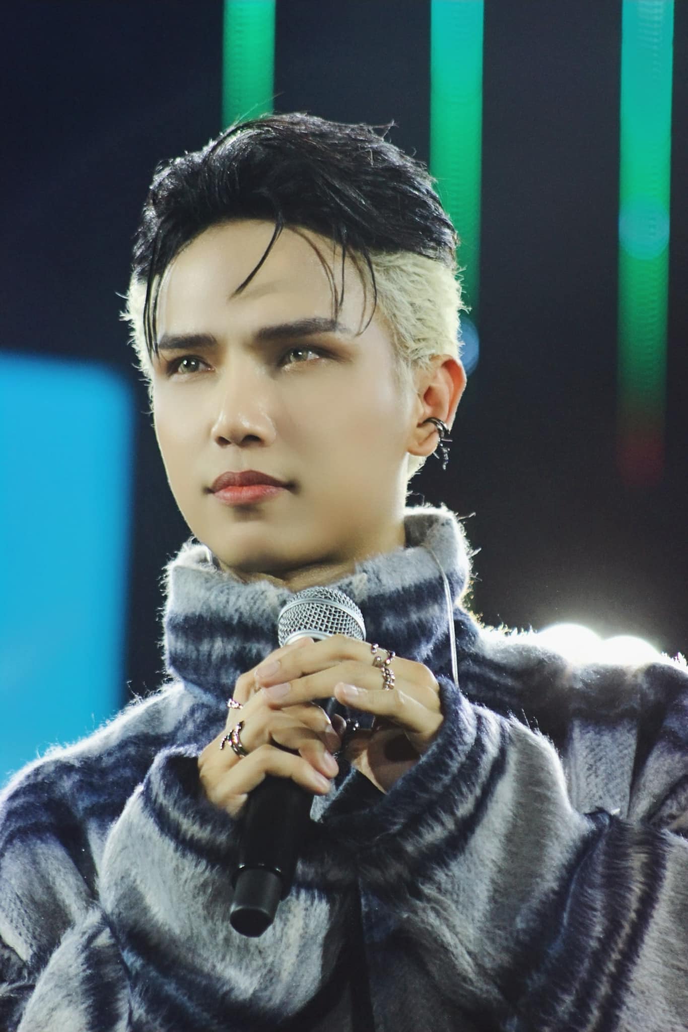 Sân khấu mới đây, Neko Lê bị chê hát dở, rap không nghe gì