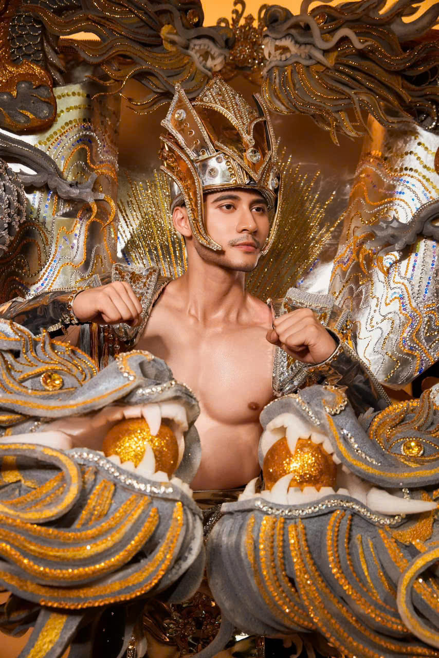 Bộ trang phục gây ấn tượng vì sự tỉ mỉ và công phu