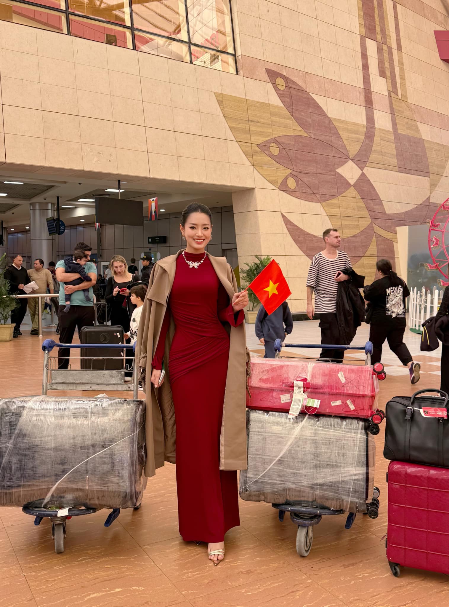 Tuy nhiên, khi đến Ai Cập cô chỉ check in bên lá cờ Việt Nam, không có sash