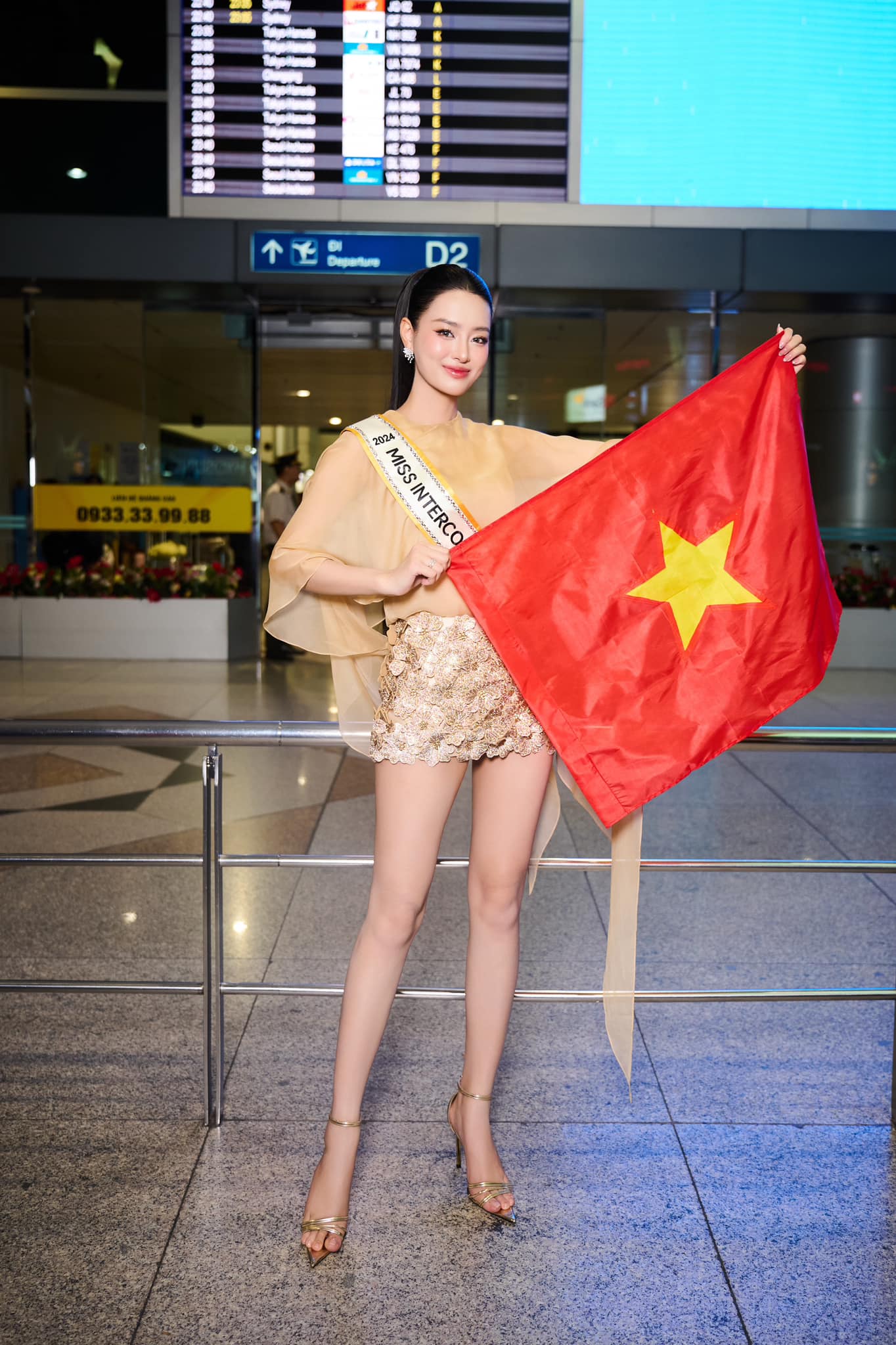 Khi ở sân bay tại Việt Nam, Bùi Khánh Linh xuất hiện với sash Miss Intercontinental Vietnam