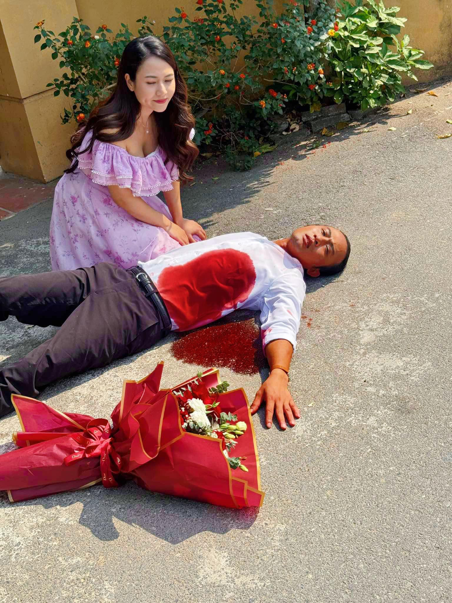 Doãn Quốc Đam đăng ảnh hậu trường đoạn kết phim khi nhân vật Hồng bị đâm ngã gục. 