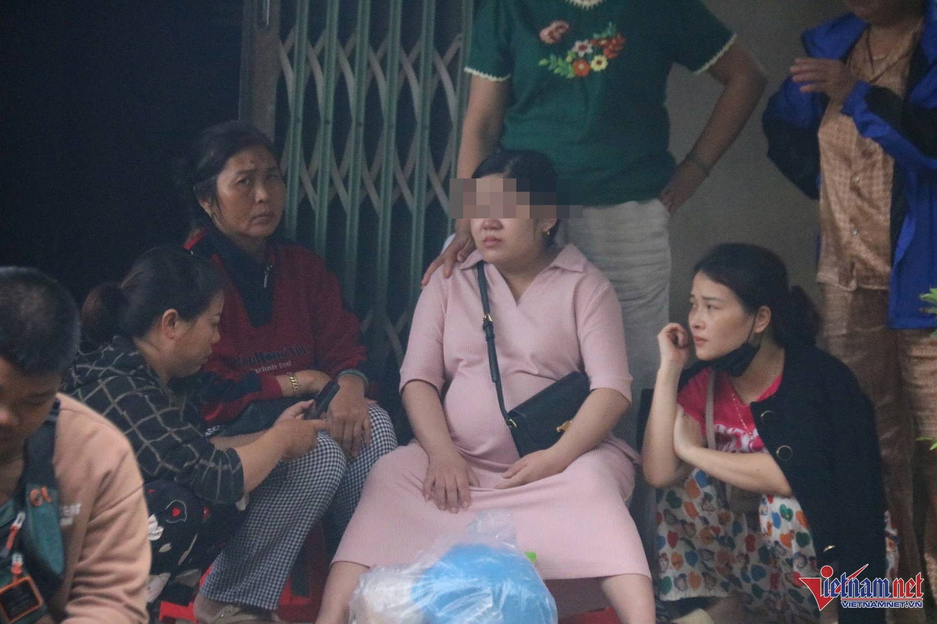 Chị K. thẫn thờ ngóng tin chồng. Ảnh: QT