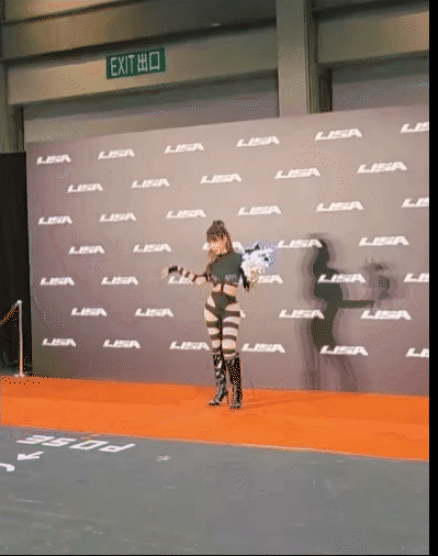 Nhưng điều này đã tạo cơ hội cho một bộ phận fan diện trang phục hở hang gây phản cảm