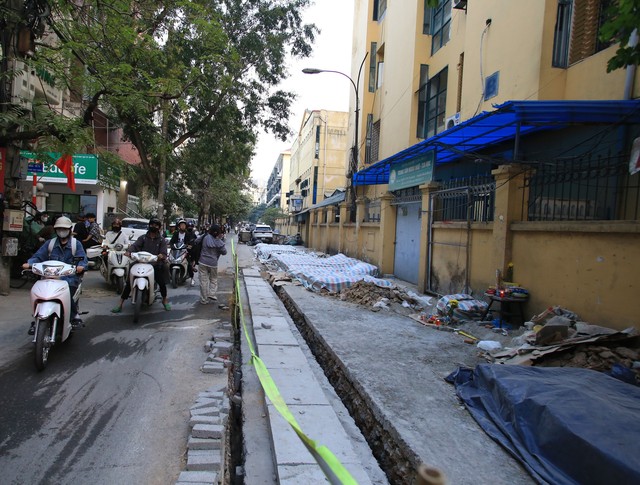 Theo người dân cho hay, trong quá trình thi công, những người công nhân bất ngờ phát hiện gần 150 tiểu quách bên trong có hài cốt