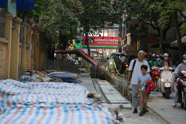 Ghi nhận của chúng tôi vào chiều ngày 21/11 tại ngõ 167 Tây Sơn, rất nhiều chiếc tiểu quách được phủ kín bạt