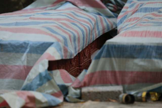 Số hài cốt sau đó được cho vào tiểu mới, phủ bạt, rào chắn cẩn thận