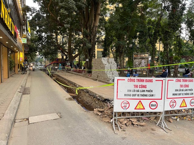 Trao đổi với báo chí, một lãnh đạo UBND quận Đống Đa cho biết, trong quá trình thi công đào cống thoát nước tại ngõ 167 Tây Sơn, nhóm công nhân phát hiện nhiều bộ hài cốt nằm ở độ sâu khoảng 1m.