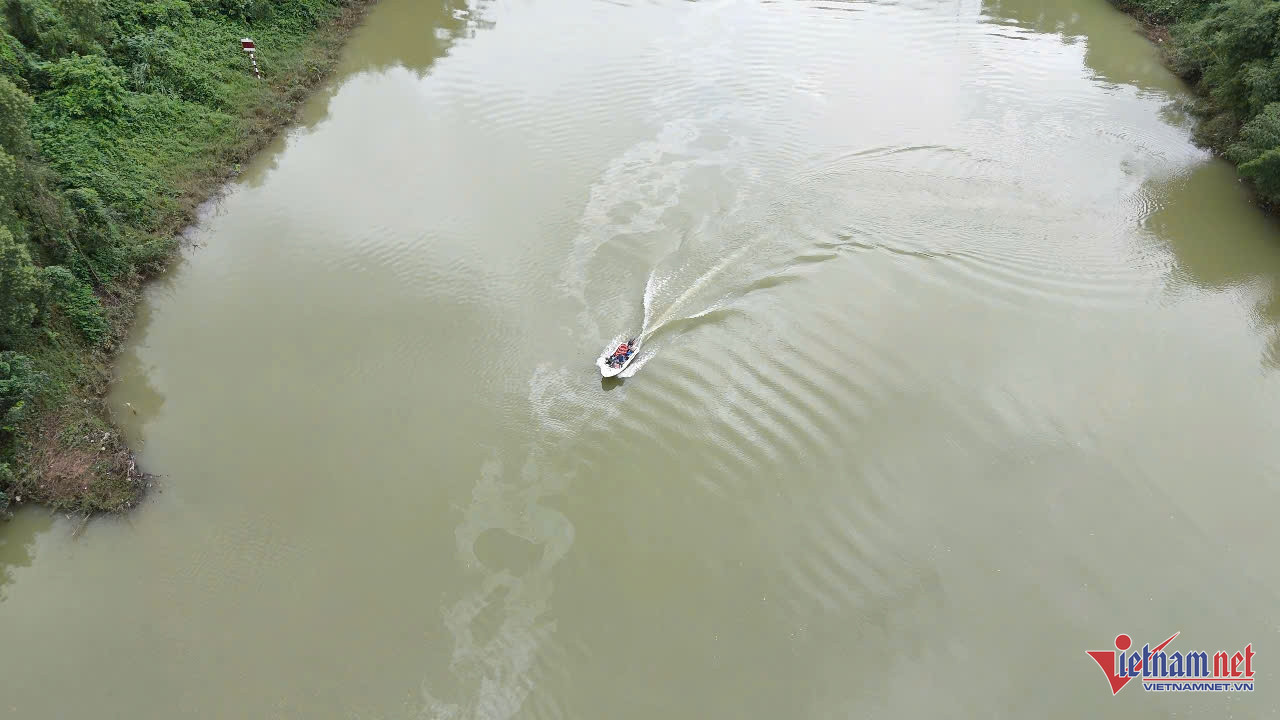 Lực lượng chức năng nỗ lực tìm kiếm 2 nạn nhân mất tích. Ảnh: QT