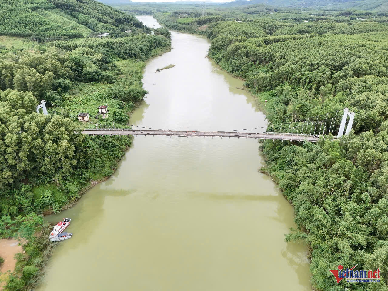 Cầu treo Bình Thành, nơi 2 nạn nhân mất tích. Ảnh: QT