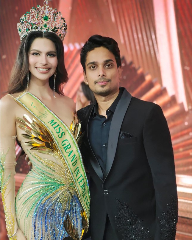 Đương kim Hoa hậu Hòa bình Quốc tế 2024 Rachel Gupta và ông Nikhil Anand - giám đốc quốc gia Miss Grand India