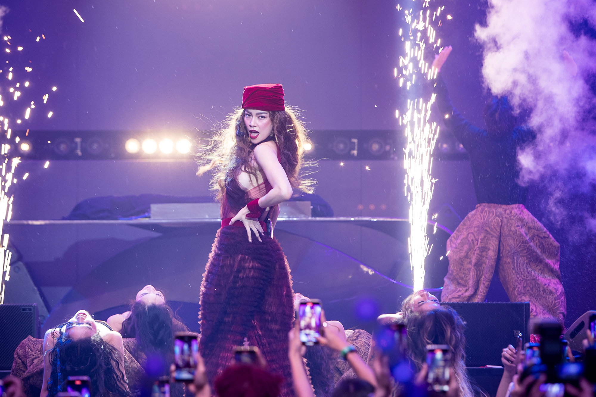 Hồ Ngọc Hà lần đầu trình diễn live ca khúc 