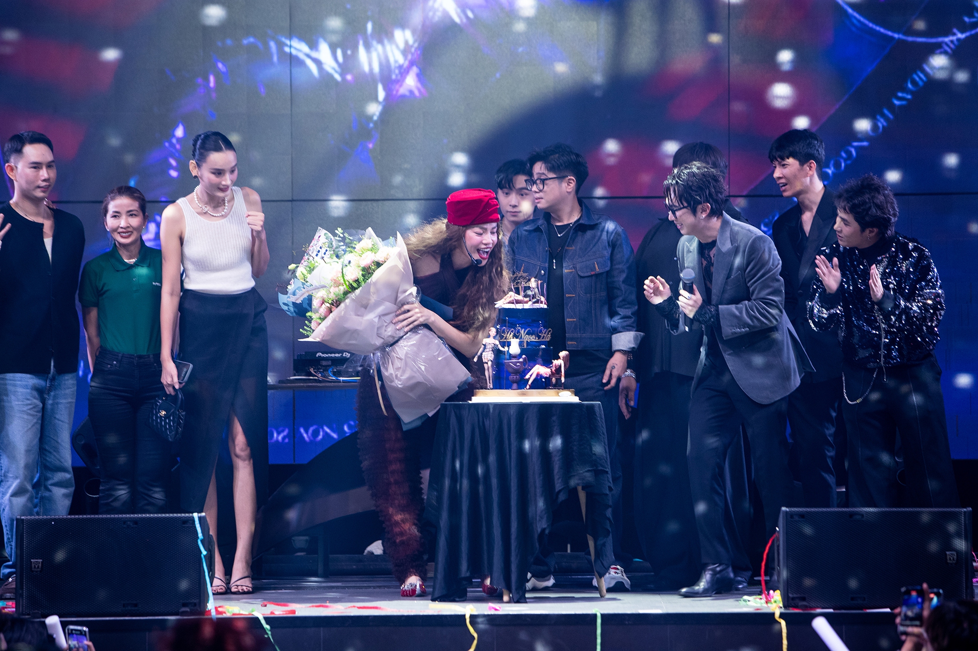 Mọi người tổ chức sinh nhật sớm cho nữ ca sĩ.