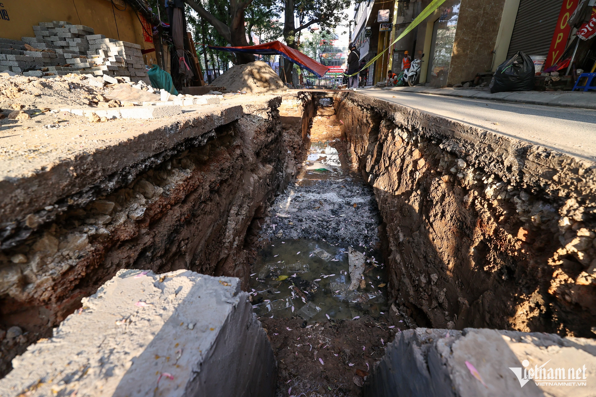 UBND phường Quang Trung và quận Đống Đa (Hà Nội) đã yêu cầu đơn vị thi công công trình hạ tầng kỹ thuật tạm dừng thi công tại hiện trường nơi phát hiện hơn 200 bộ hài cốt chiều 21/11. Các đơn vị được yêu cầu tập hợp hài cốt vào tiểu và chờ phương án giải quyết.