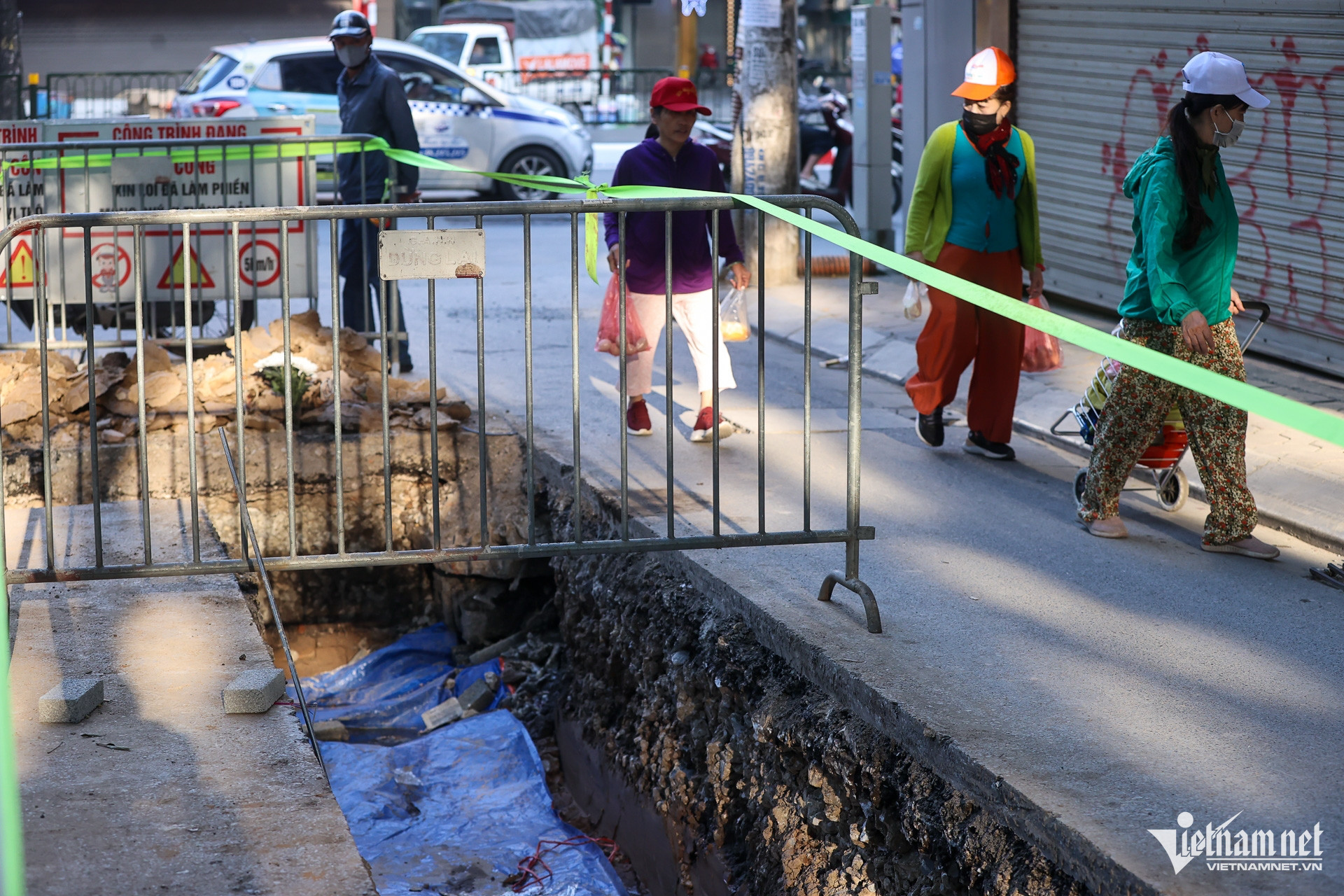  Sáng 22/11, công trình được lực lượng chức năng rào chắn cẩn thận, đảm bảo an toàn cho người dân đi lại trong ngõ. 