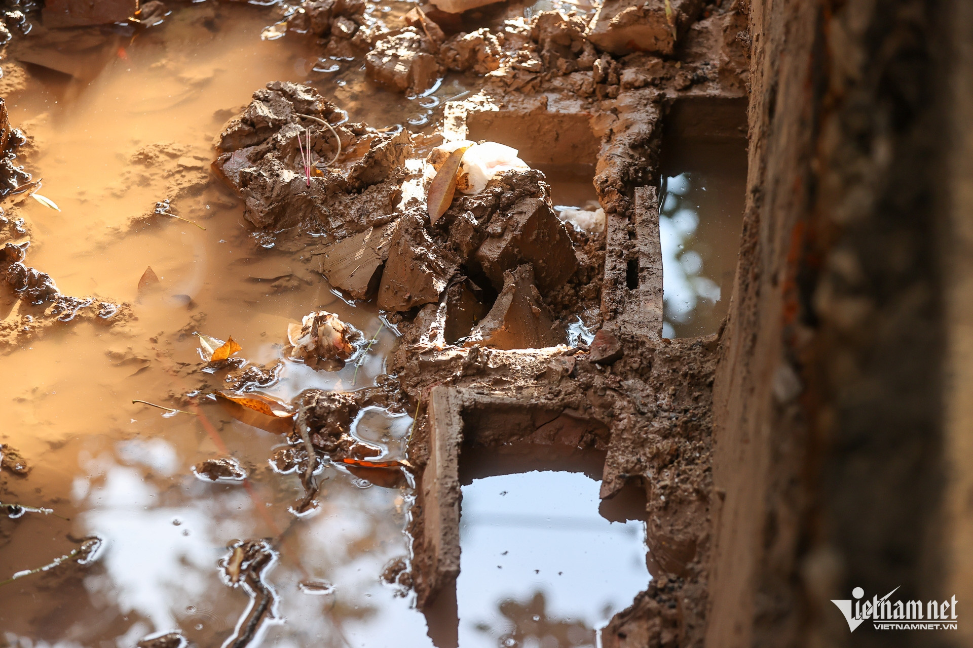 Vị trí các tiểu cũ dưới mương nước.