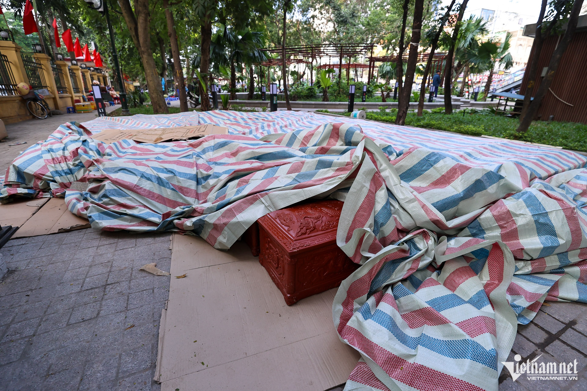 Do số lượng hài cốt nhiều, đơn vị thi công để tạm sang khu vực vườn hoa trước cửa Trường Đại học Công Đoàn.