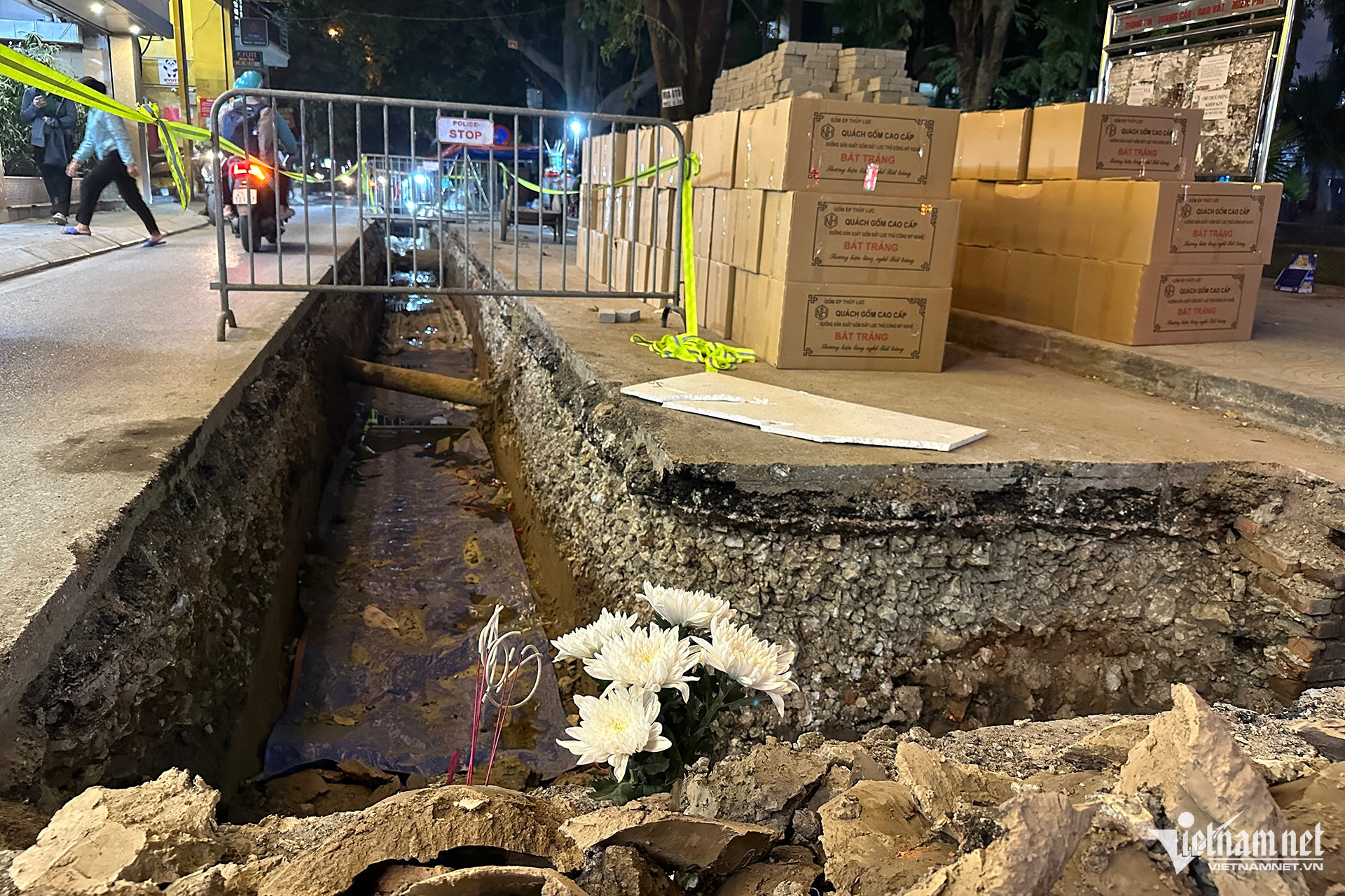 Chiều 21/11, trong quá trình thi công hạ tầng kỹ thuật ở ngõ 167 Tây Sơn, công nhân đã phát hiện nhiều bộ hài cốt nằm ở độ sâu khoảng 1m. Ngay sau đó, gần 100 bộ tiểu, quách đã được đưa đến công trình phục vụ việc thu gom hài cốt.