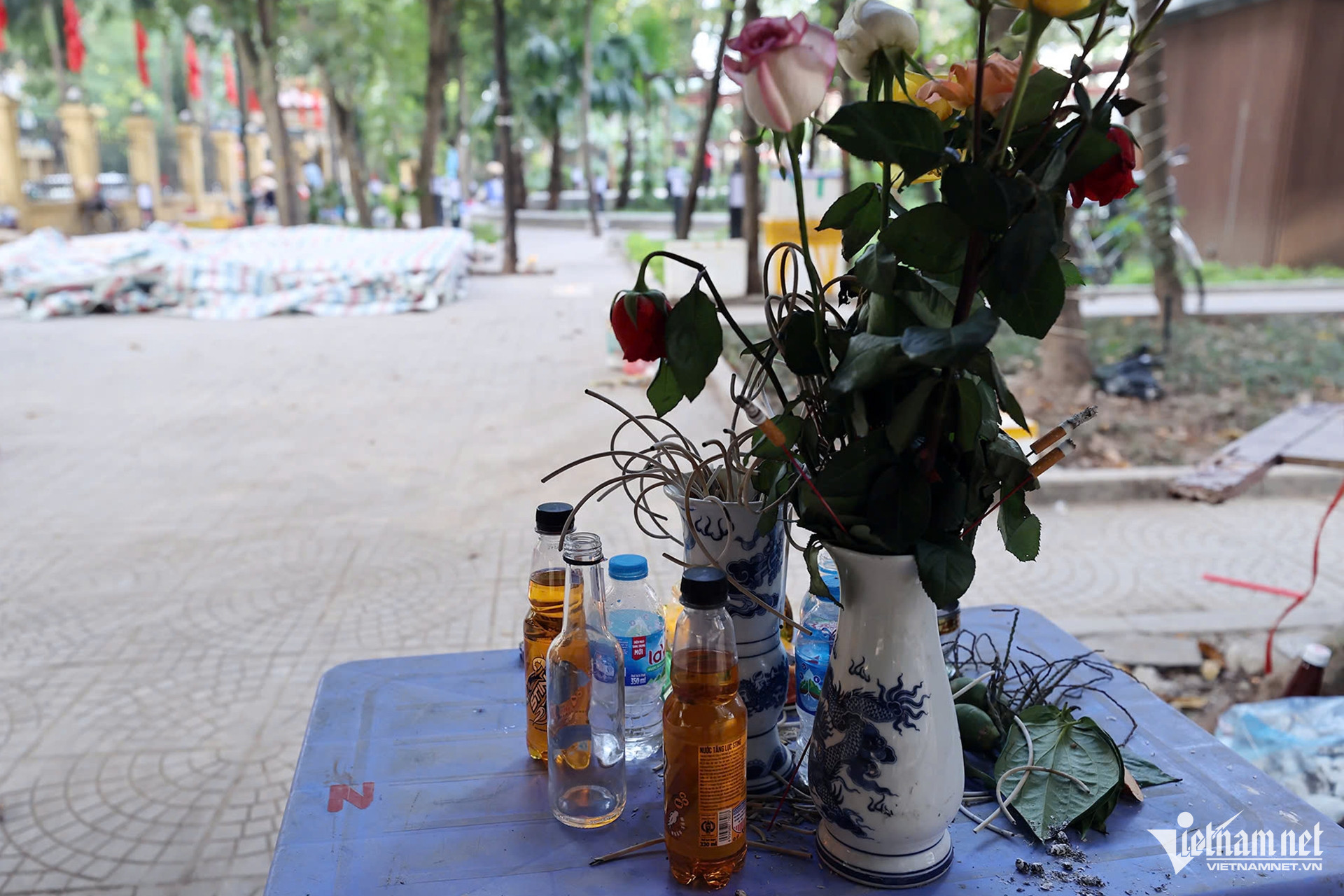 Đơn vị thi công và người dân đã lập bàn thờ, thắp hương, cắm hoa, bỏ tiền vàng và thực hiện các nghi lễ tâm linh.