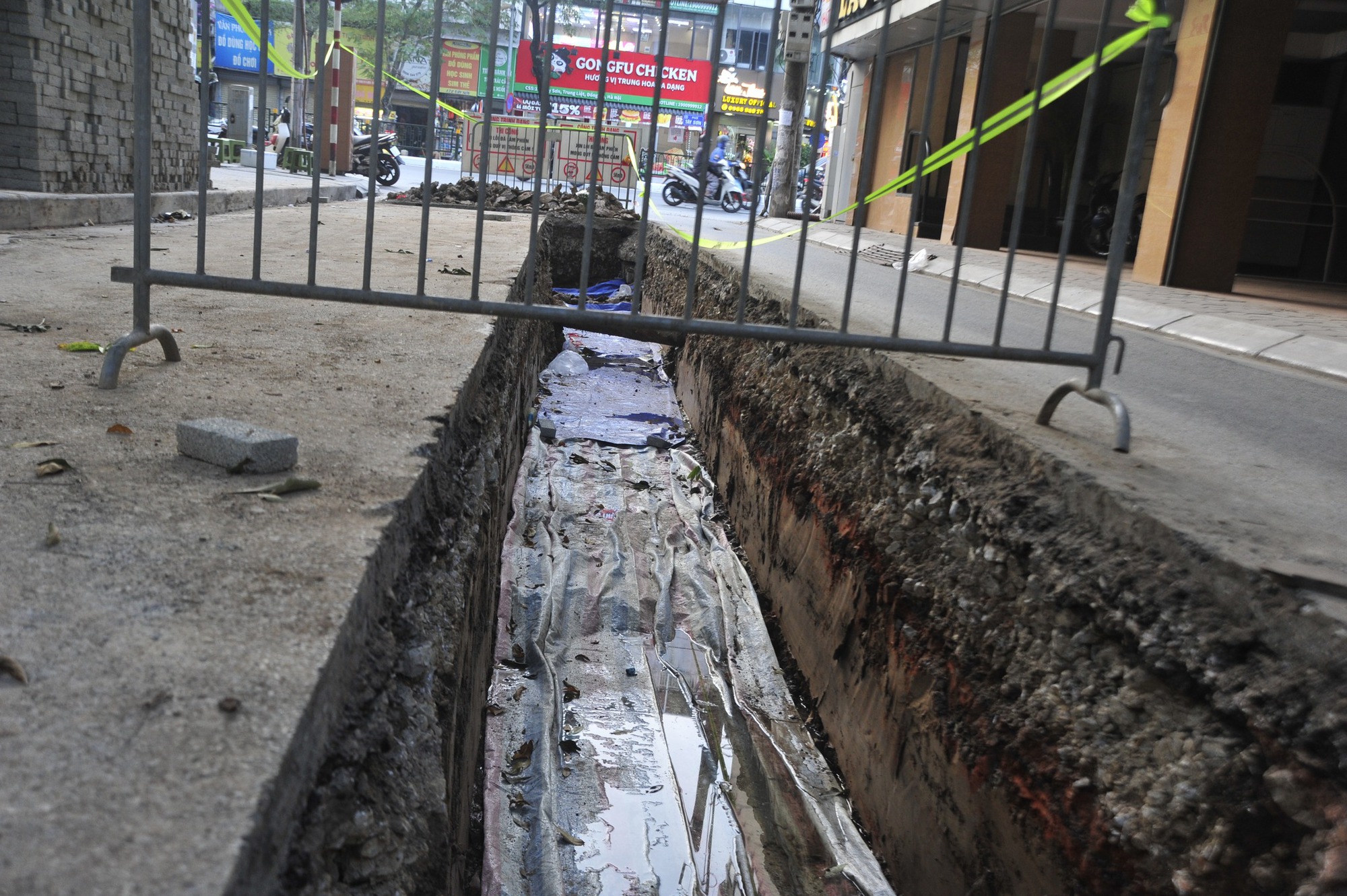 Rất nhiều bộ hài cốt vẫn đang bên dưới tấm bạt này