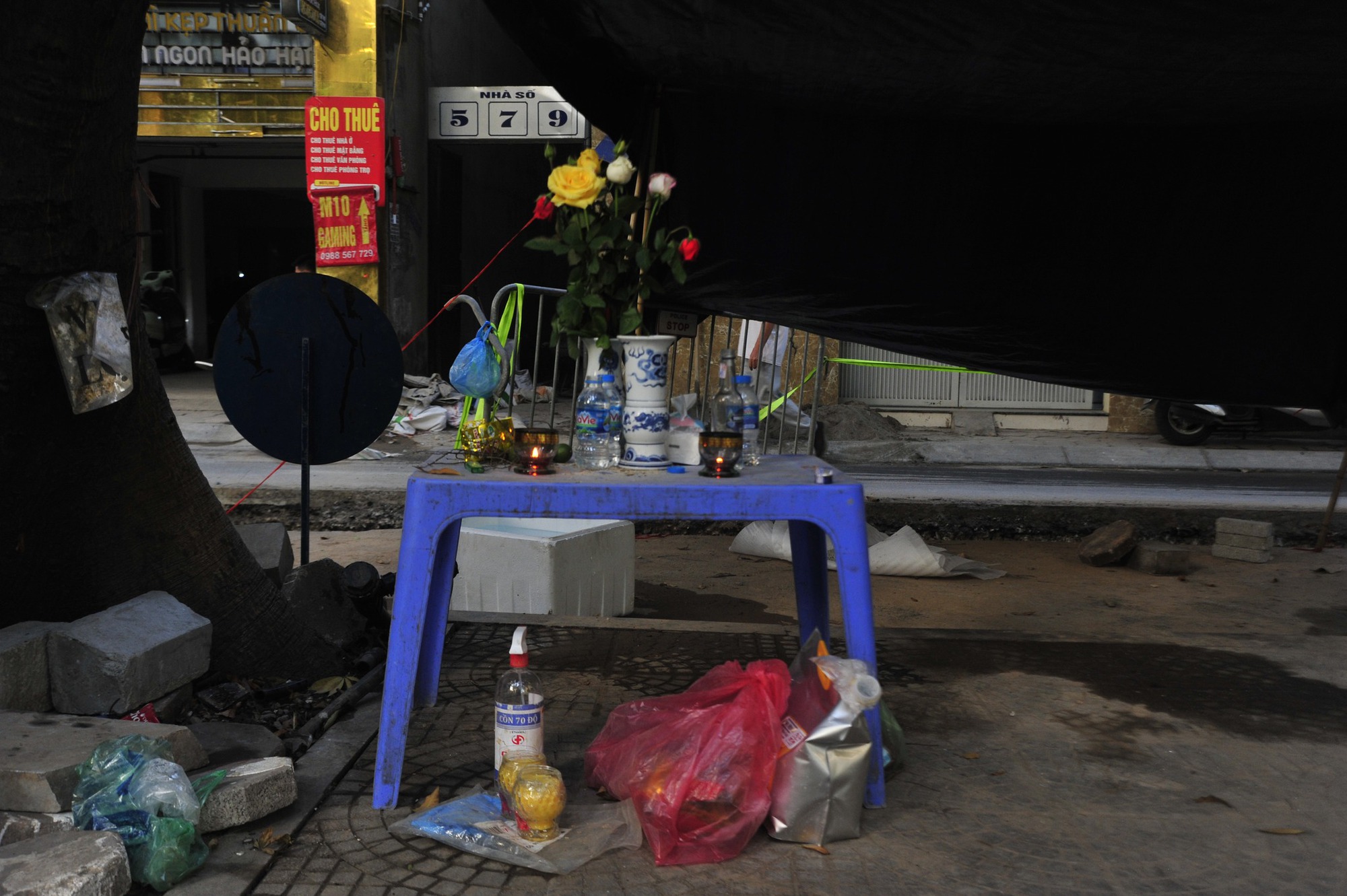 Người dân lập bàn thờ để làm thủ tục tâm linh