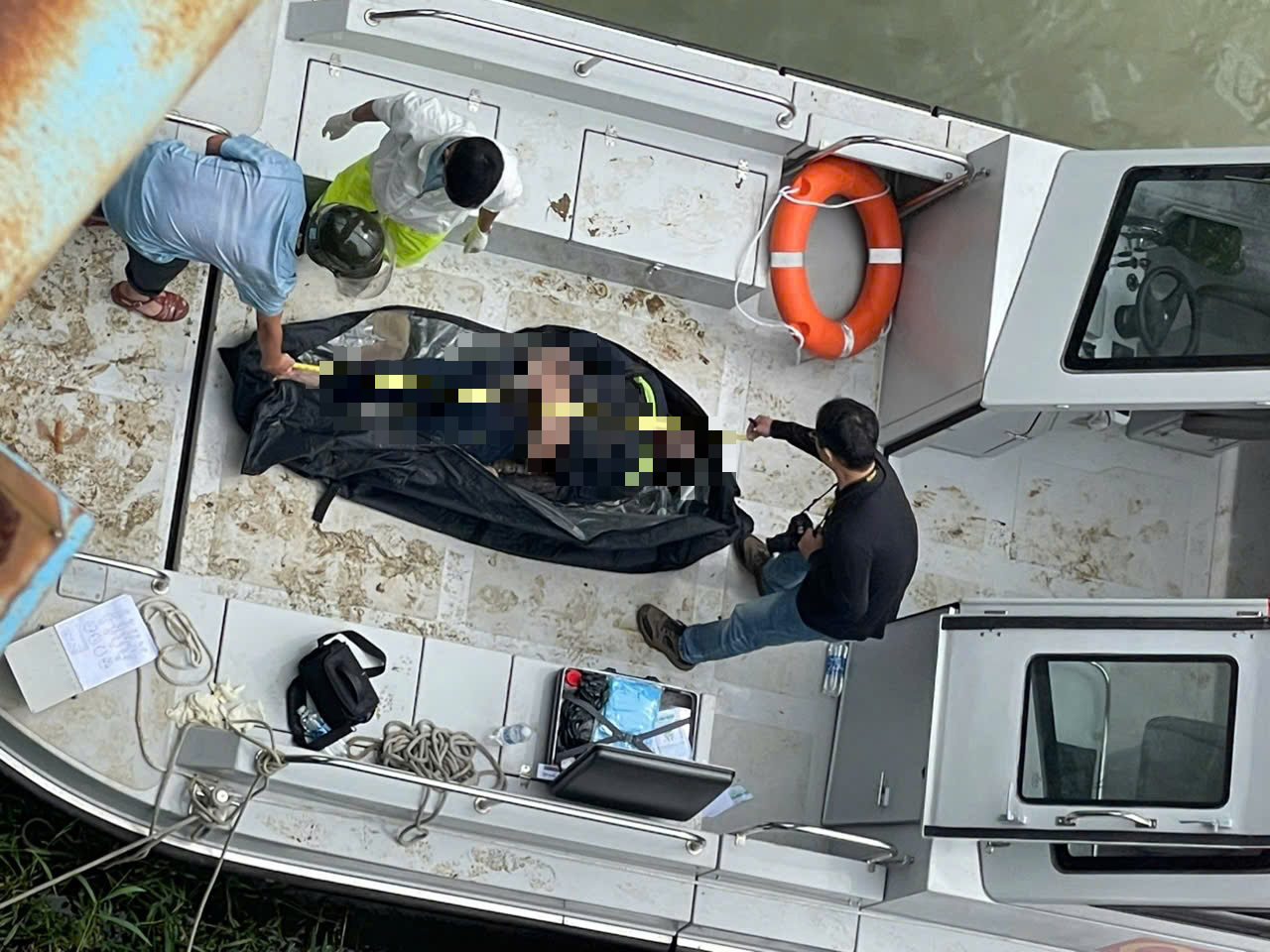 Cơ quan chức năng khám nghiệm tử thi.