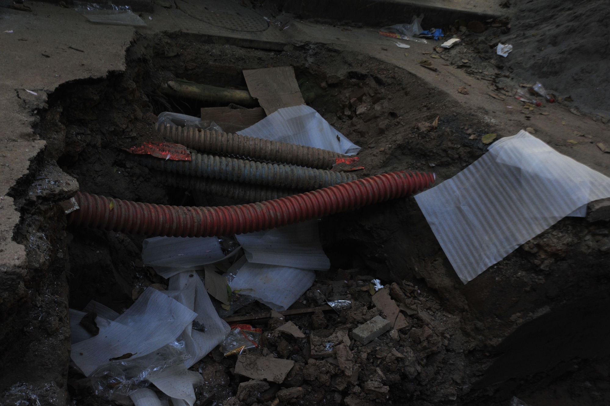 Khi đào đường làm hệ thống thoát nước công nhân phát hiện nhiều bộ hài cốt