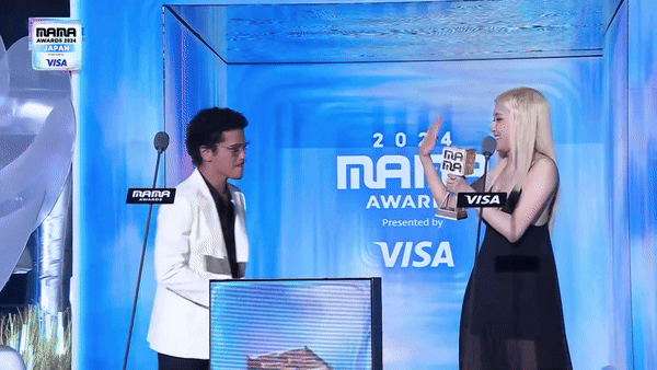 Tương tác gây sốt của cặp sao