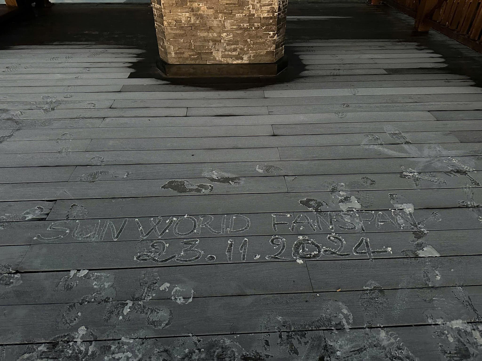 Lớp băng mỏng xuất hiện trên đỉnh núi Fansipan vào rạng sáng nay 23/11. Ảnh: XĐ