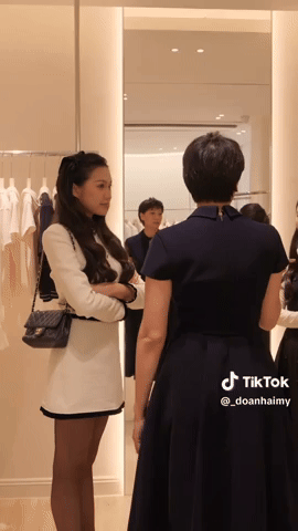 Mẹ vợ Đoàn Văn Hậu thu hút sự chú ý nhờ nhan sắc trẻ trung độ tuổi U50