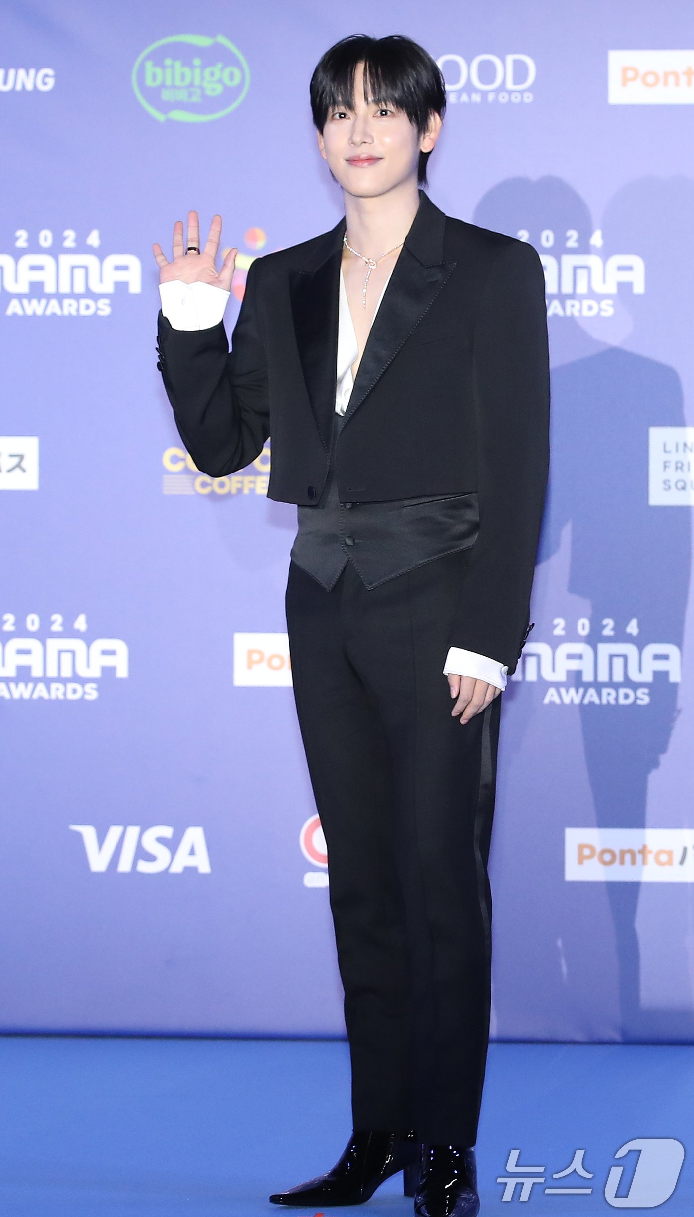 Im Si Wan cũng là 1 trong những diễn viên hàng top xứ Hàn tham dự MAMA năm nay