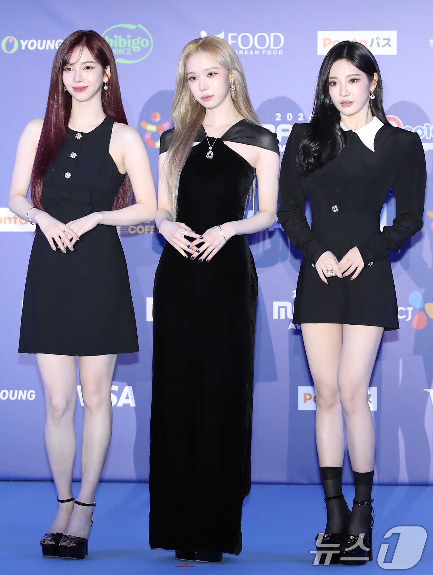 Quân đoàn mỹ nhân aespa đổ bộ MAMA ngày 2 trong trang phục đen thanh lịch. Tuy nhiên Giselle vắng mặt do gặp vấn đề sức khỏe