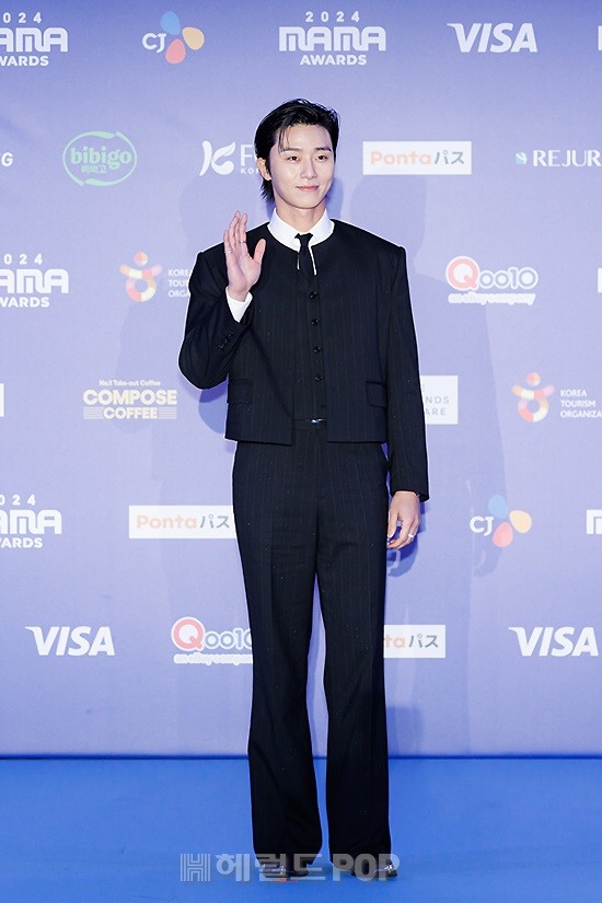 Park Seo Joon khoe vóc dáng chuẩn, đôi chân dài trong trang phục đen thanh lịch