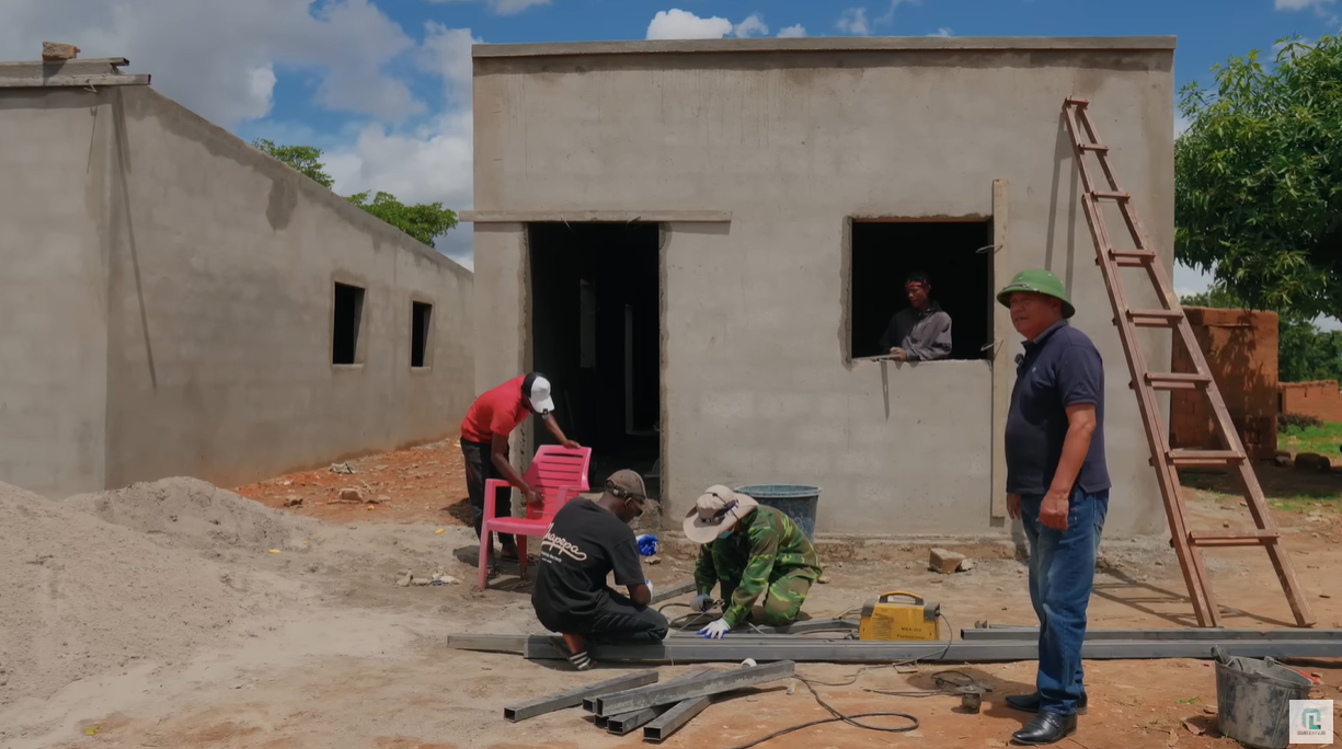 Ông Quý theo sát quá trình xây nhà cho 3 anh Team Châu Phi