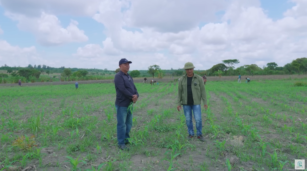 Bố Quang Linh (áo đen) thay con trai lên sóng thời gian gần đây