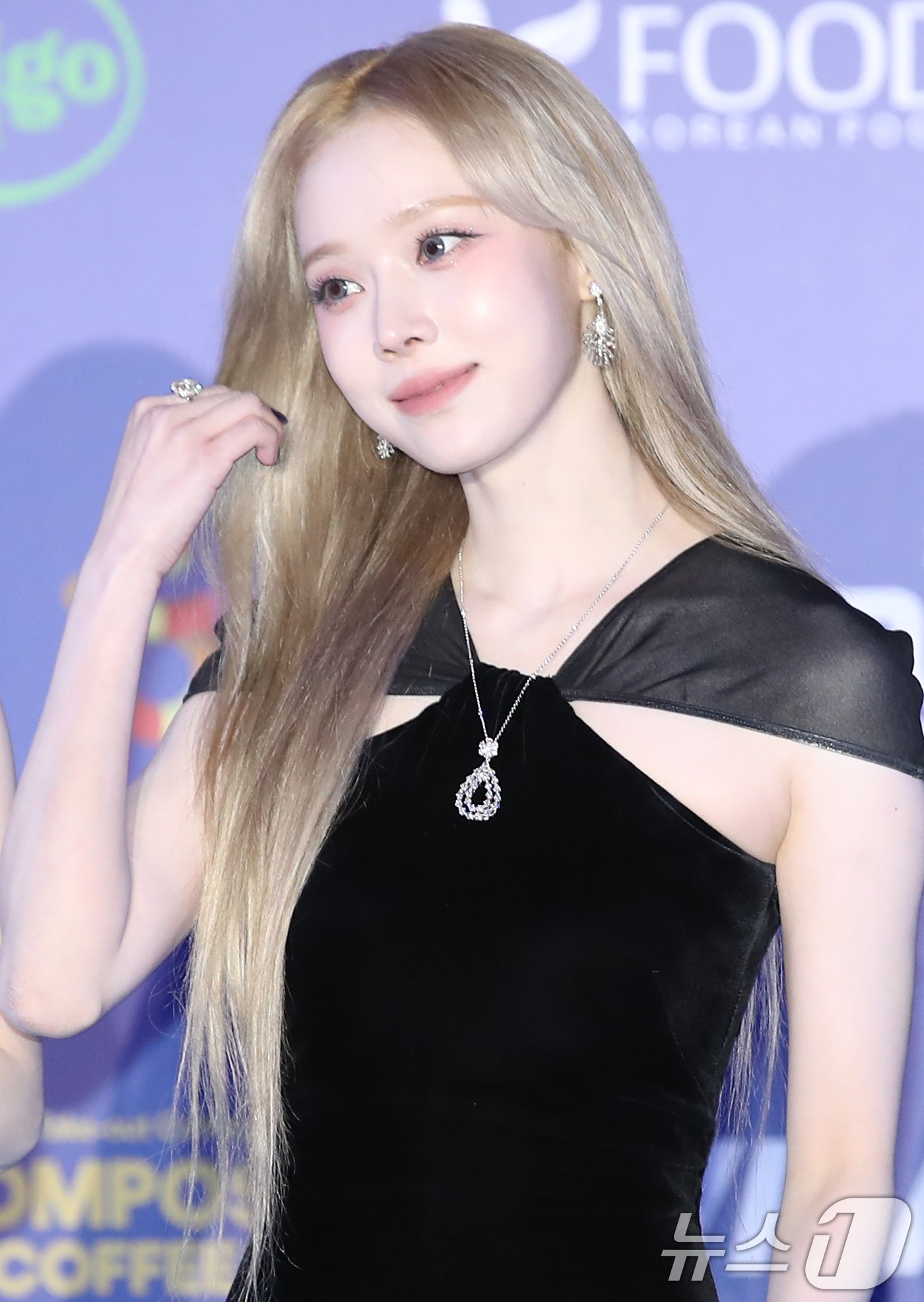 Winter sang chảnh, ngọt ngào tựa công chúa với mái tóc vàng rực rỡ