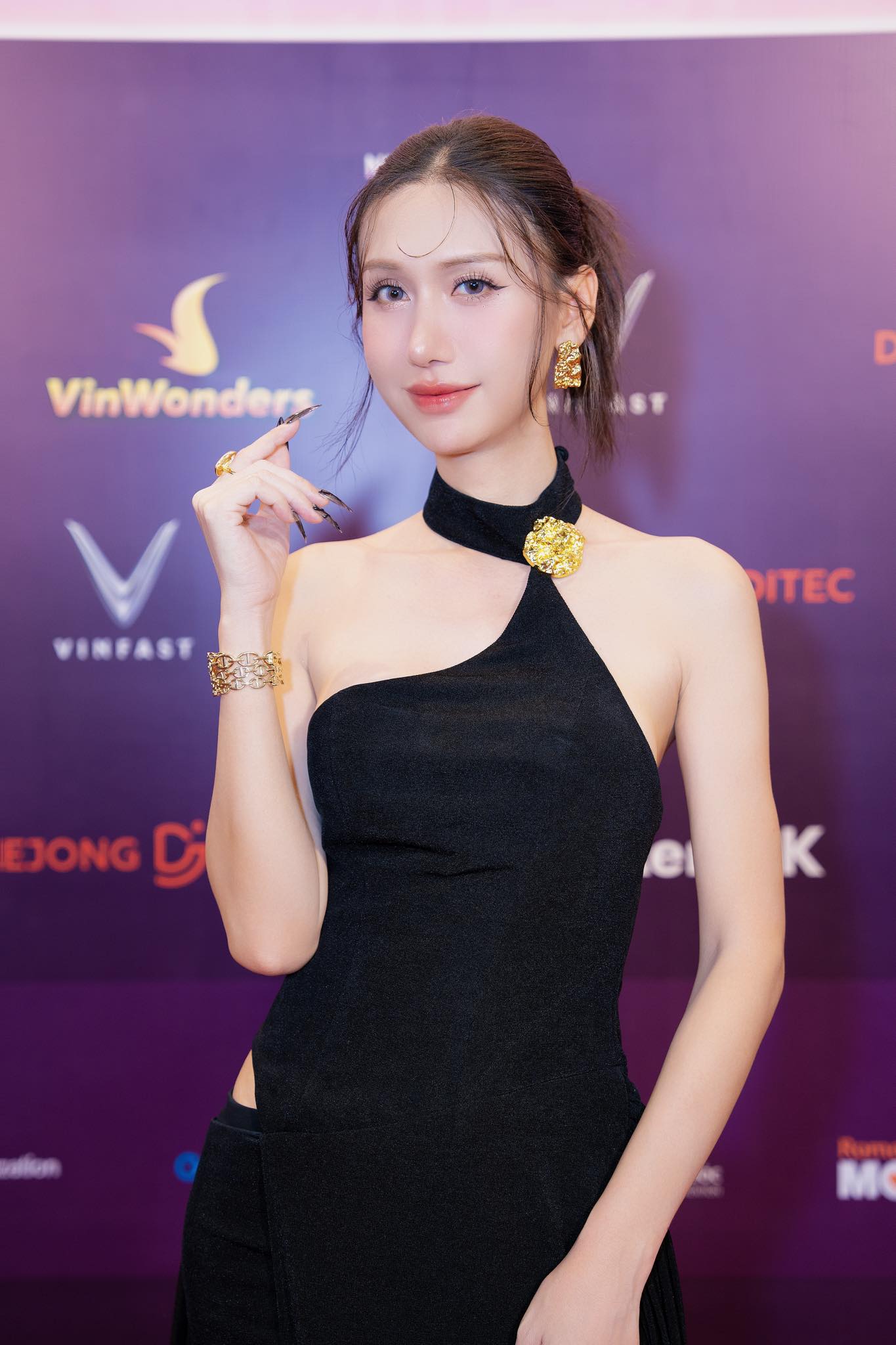 Sau khi chuyển giới, ca sĩ 8x đã quyết định phẫu thuật thanh quản để có giọng nói nhẹ nhàng hơn