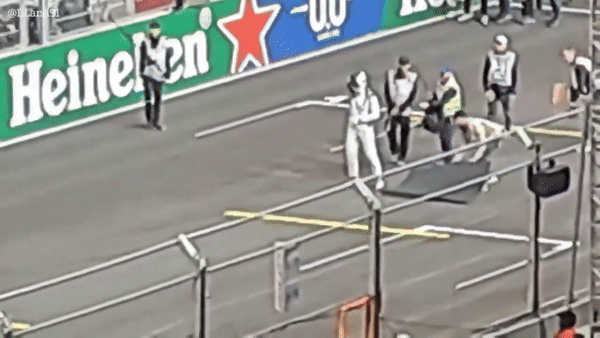 Giây phút Brad Pitt đổ gục được lan truyền trên MXH