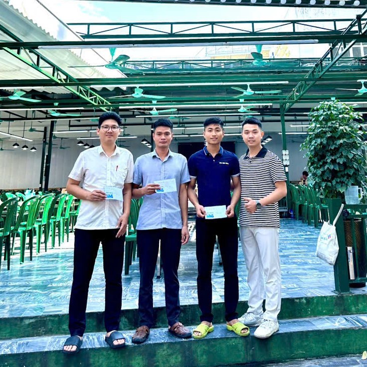 Anh Tuấn Anh (đứng thứ hai từ trái quá phải) cùng đồng nghiệp tham gia dập tắt đám cháy đã được quán bia khen thưởng cho hành động dũng cảm